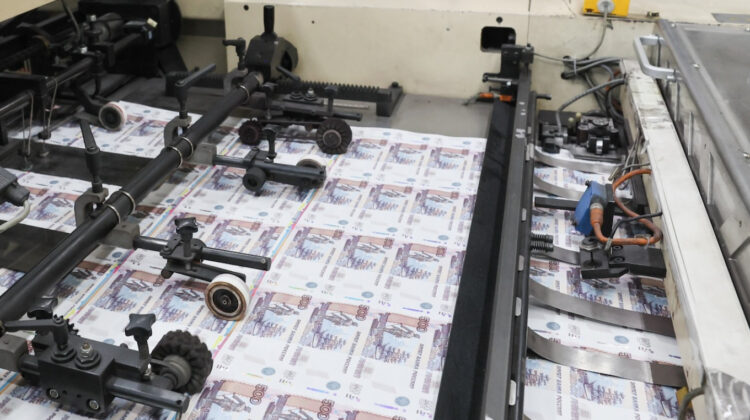 Tiparnița lucrează la foc continuu! Banca Rusiei a pompat 5 trilioane de ruble în sistem
