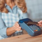 Fiscul obligă mai mulți agenți economici să accepte plăți cu cardul până la 1 iulie