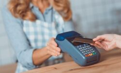Fiscul obligă mai mulți agenți economici să accepte plăți cu cardul până la 1 iulie