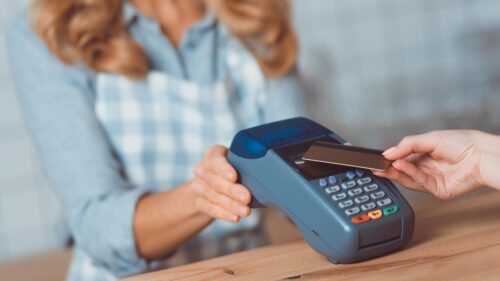 Fiscul obligă mai mulți agenți economici să accepte plăți cu cardul până la 1 iulie