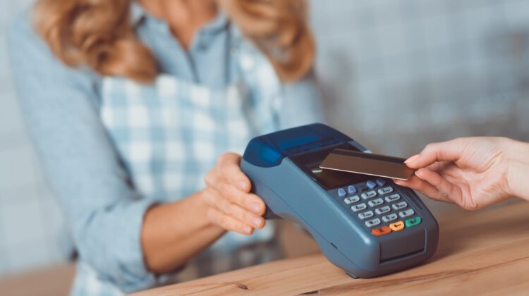 Fiscul obligă mai mulți agenți economici să accepte plăți cu cardul până la 1 iulie