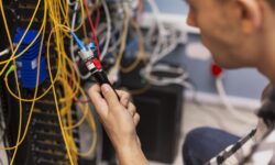 Internet rapid din start: dezvoltatorii vor fi obligați să pregătească blocurile pentru fibră optică