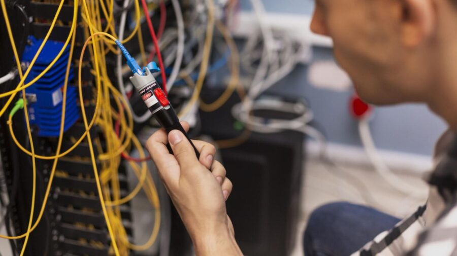 Internet rapid din start: dezvoltatorii vor fi obligați să pregătească blocurile pentru fibră optică
