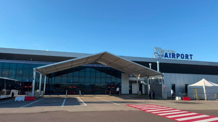 Aeroportul a rezolvat îmbulzeala! Mută coada într-un cort