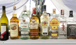 Bacardi condamnă războiul, dar produce Martini în Rusia alături de un partener apropiat armatei ruse