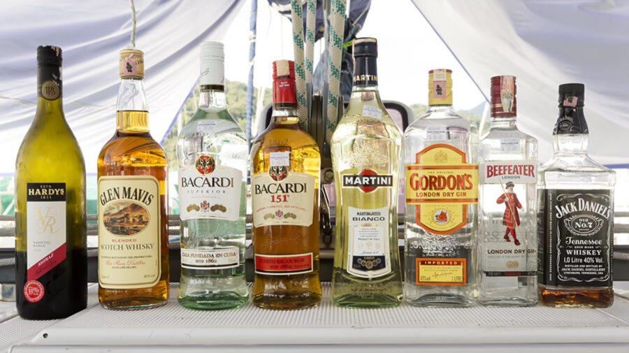 Bacardi condamnă războiul, dar produce Martini în Rusia alături de un partener apropiat armatei ruse