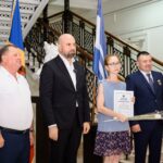 Diplome pe șine ruginite! Bolea, decorat în timp ce trenurile merg cu 10 km/h