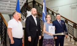 Diplome pe șine ruginite! Bolea, decorat în timp ce trenurile merg cu 10 km/h