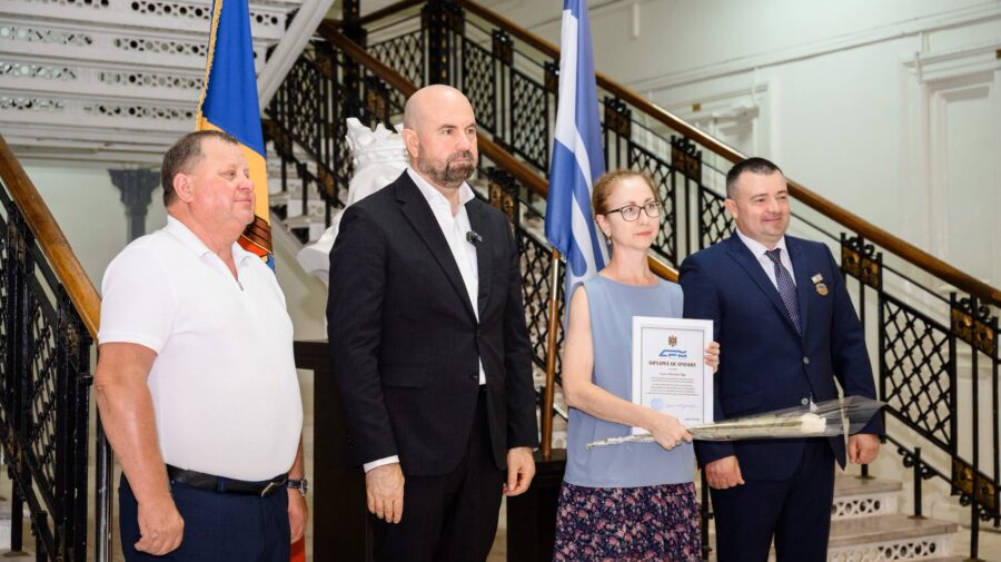 Diplome pe șine ruginite! Bolea, decorat în timp ce trenurile merg cu 10 km/h
