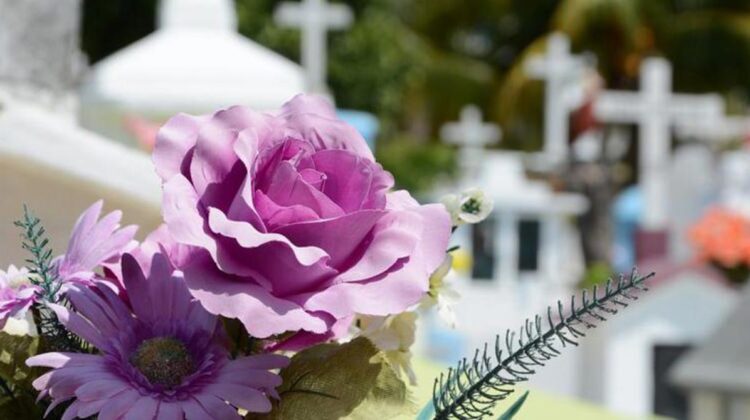 Moldova se pregătește să interzică mai multe produse din plastic. Coroanele funerare, pe lista neagră