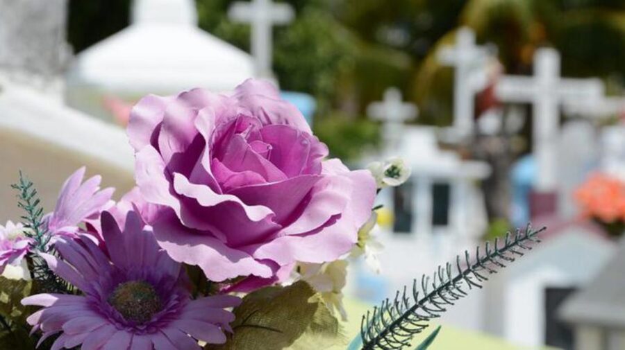 Moldova se pregătește să interzică mai multe produse din plastic. Coroanele funerare, pe lista neagră
