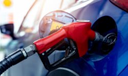 Motorina pune pauză scumpirilor, după mai multe săptămâni de creșteri continue. Benzina se ieftinește ușor