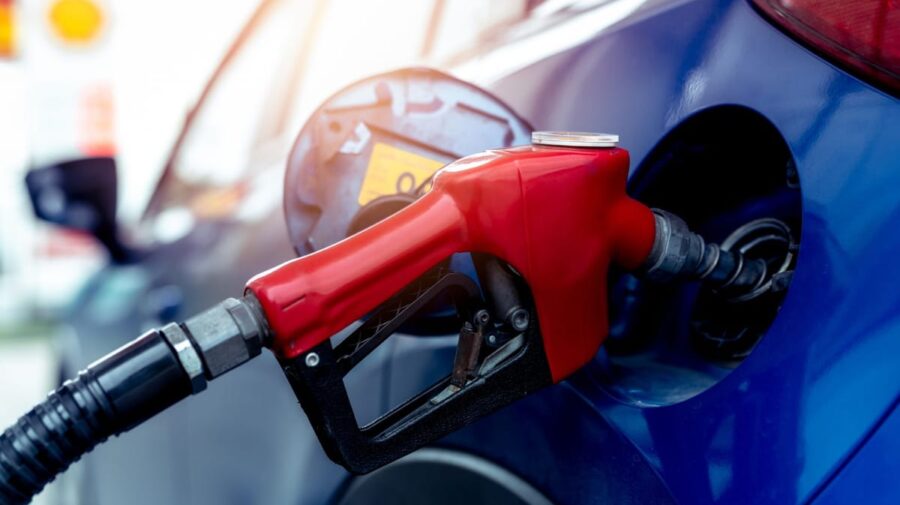 Motorina pune pauză scumpirilor, după mai multe săptămâni de creșteri continue. Benzina se ieftinește ușor
