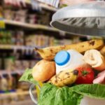 Moldovenii aruncă milioane la gunoi. Statul vrea ca mâncarea nevândută să fie donată, iar risipa redusă cu 30%