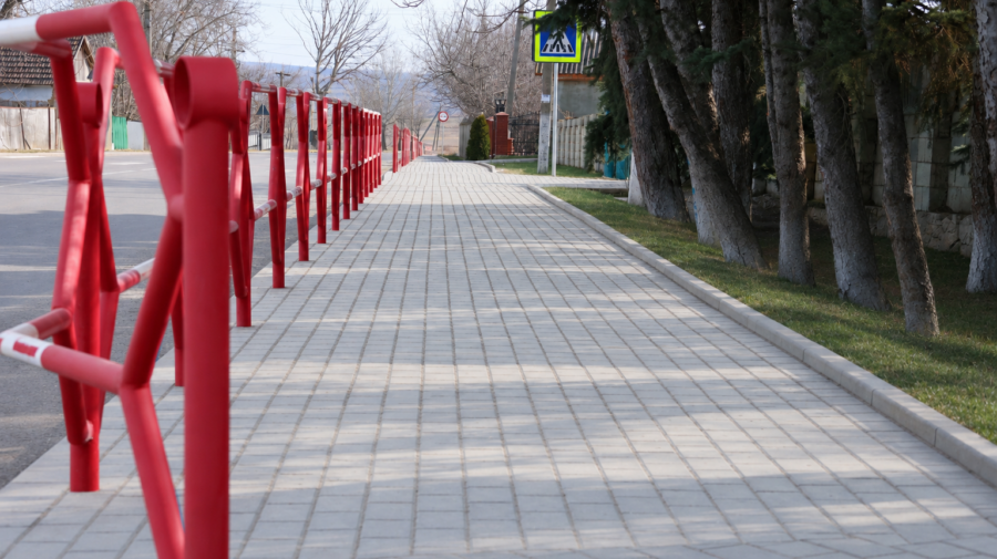 Peste 5 kilometri de trotuare noi pentru aproape 9,6 milioane de lei. Cele mai mari lucrări vor fi la Otaci și Drochia