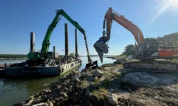 România scufundă patru barje în Dunăre pentru a salva Centrala de la Cernavodă