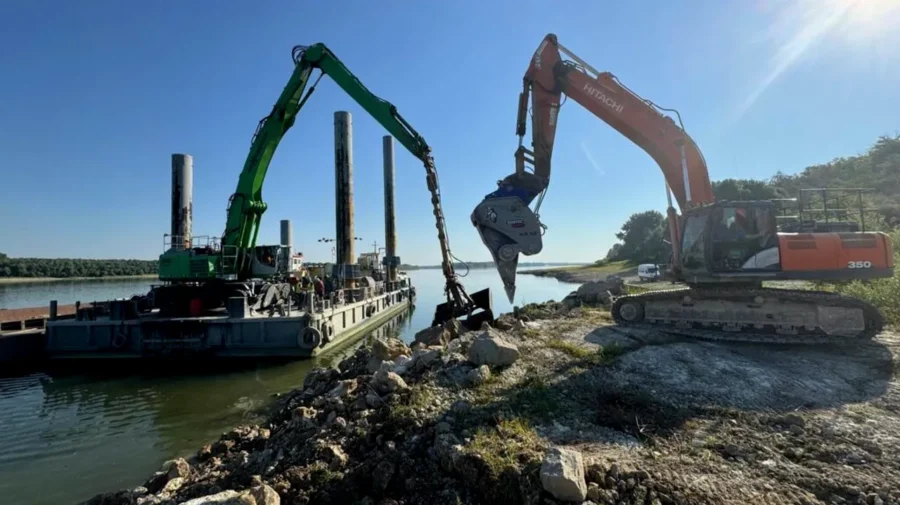 România scufundă patru barje în Dunăre pentru a salva Centrala de la Cernavodă