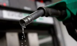 Benzina coboară sub 34 de lei, motorina rămâne peste 35: prețurile anunțate de ANRE pentru weekend