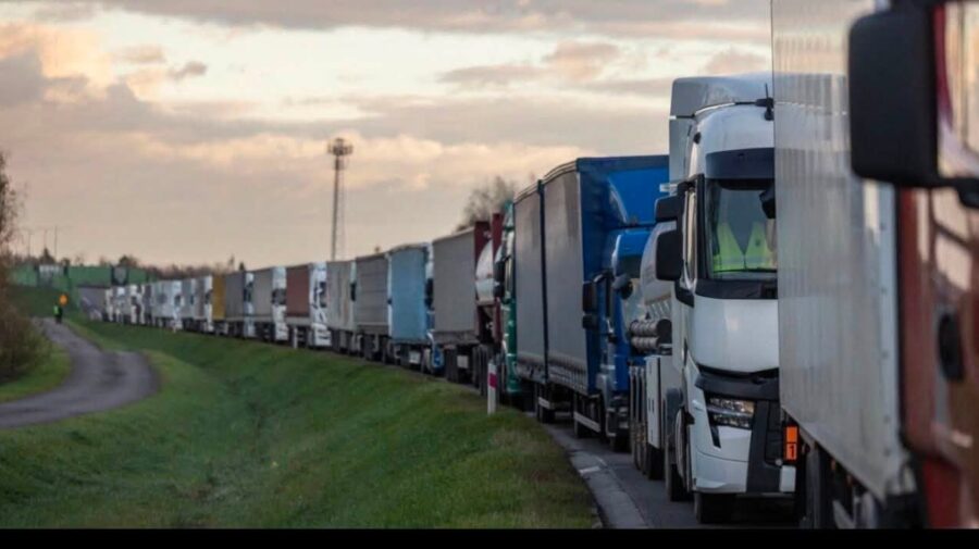 Moldova, în calea unui tsunami logistic! Mii de camioane din Ucraina caută rute alternative