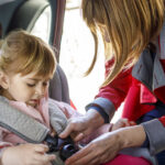 Părinții, obligați să țină copiii în scaun auto și după 12 ani. Ce reguli noi pregătește Guvernul