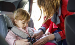 Părinții, obligați să țină copiii în scaun auto și după 12 ani. Ce reguli noi pregătește Guvernul
