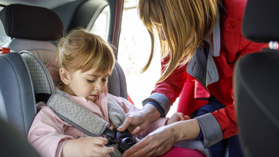 Părinții, obligați să țină copiii în scaun auto și după 12 ani. Ce reguli noi pregătește Guvernul