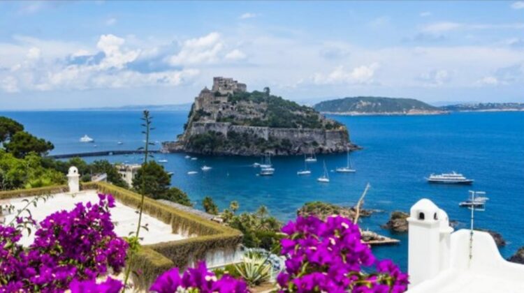 Paradisul ascuns al Italiei. Insula care rivalizează cu Amalfi, dar costă mai puțin