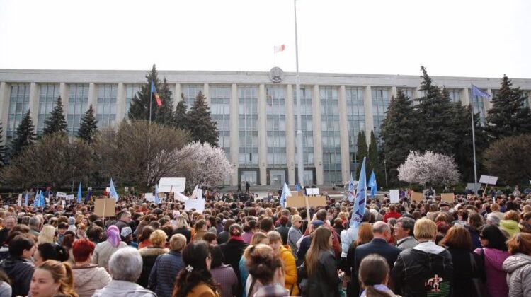 Revoltă în educație: profesorii ies la protest și cer salarii mai mari de la 1 septembrie