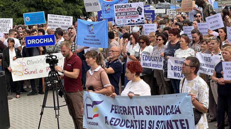 Profesorii nu ies la protest pe 1 septembrie. Sindicaliștii au decis să meargă la negocieri