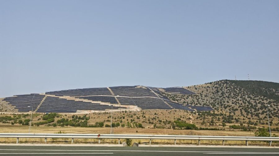 Cel mai mic stat din lume își face o centrală solară pe un teren de aproape 10 ori mai mare decât el