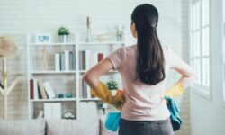 Femeile la cratiță, bărbații mai rar: diferență de aproape trei ori în familiile cu copii