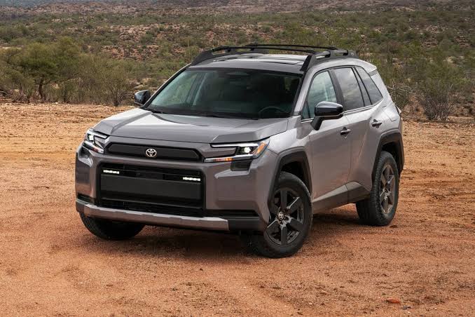 Risc de accident la Toyota RAV4: aproape 39 000 de mașini, rechemate în service