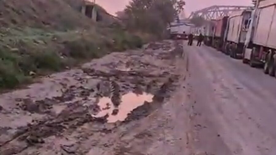 Port de stat, drum din Evul Mediu! Camioanele cu cereale, împotmolite în noroi la Giurgiulești