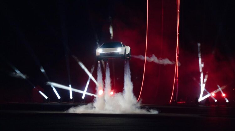 Elon Musk a ridicat Tesla în aer: noul Roadster sare peste mașini și merge cu roțile în sus