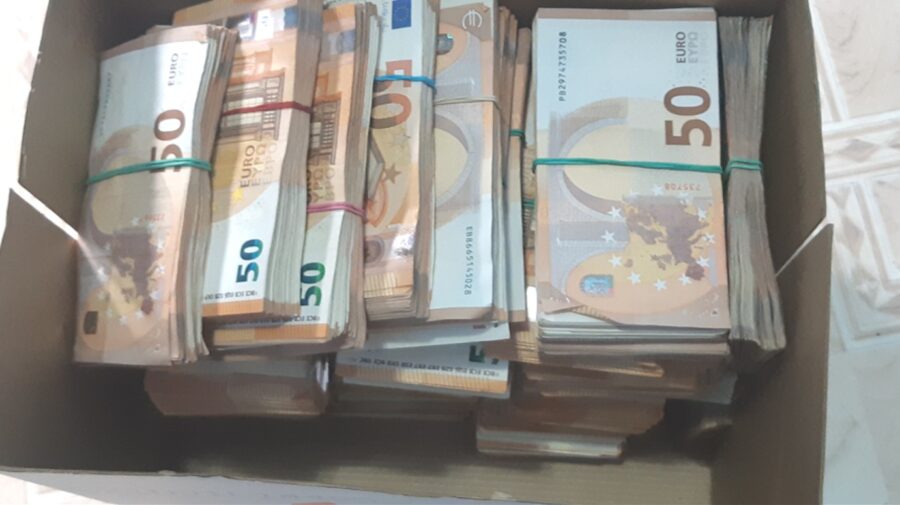Contrabandă cu iz de Hollywood! Milioane de lei ascunse în absorbante și într-un Land Rover