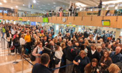 Aeroportul Chișinău, luat cu asalt la 5 dimineața. Sute de pasageri au umplut terminalul