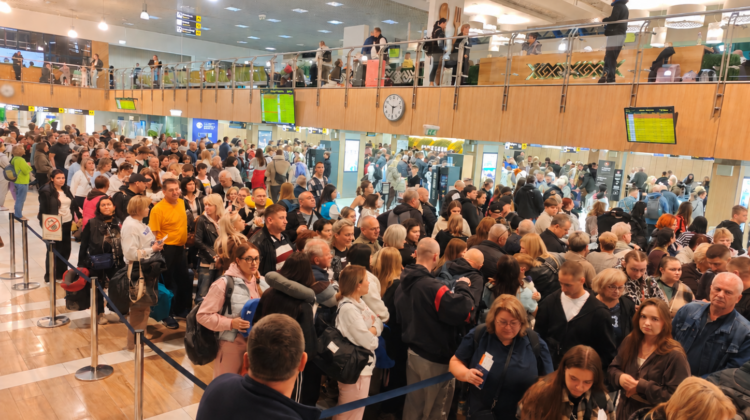 Aeroportul Chișinău, luat cu asalt la 5 dimineața. Sute de pasageri au umplut terminalul