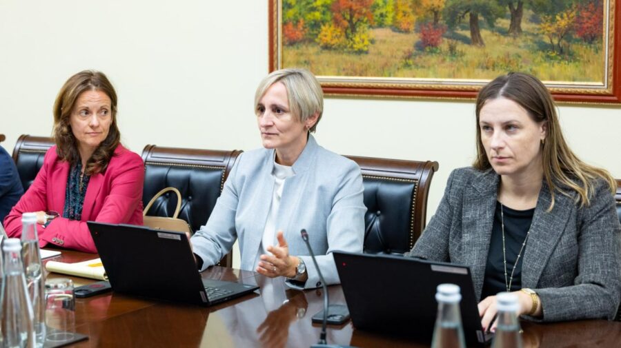 Optimismul Guvernului, spulberat de cifre? FMI vede o economie care crește cu pași de melc