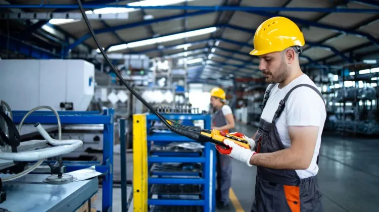 Industria, trasă în jos de prelucrare. Nici creșterea de peste 24% din energie nu a compensat scăderea