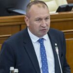 A dat înapoi! Deputatul PAS Levinschi renunță la majorările salariale propuse pentru instituția unde lucrează soția