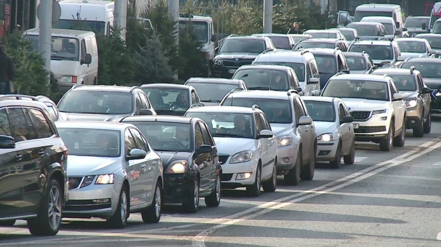 Nu achiți parcarea, riști blocarea roții și evacuarea mașinii. Proiect de lege, aprobat de Guvern