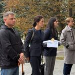 Mișcarea „Construim Încredere” a dus un pulover la Guvern: „Noi ne punem puloverul, iar Guvernul să-și facă temele”