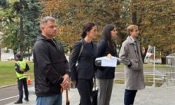 Mișcarea „Construim Încredere” a dus un pulover la Guvern: „Noi ne punem puloverul, iar Guvernul să-și facă temele”
