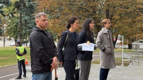 Mișcarea „Construim Încredere” a dus un pulover la Guvern: „Noi ne punem puloverul, iar Guvernul să-și facă temele”