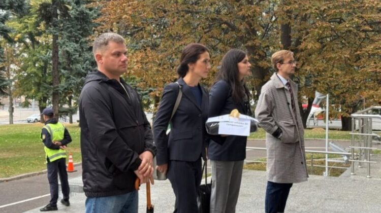 Mișcarea „Construim Încredere” a dus un pulover la Guvern: „Noi ne punem puloverul, iar Guvernul să-și facă temele”
