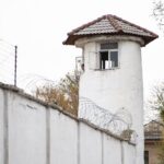 „De ce să ținem criminalii pe cel mai scump teren?” Guvernul vrea milioane de euro în locul închisorii