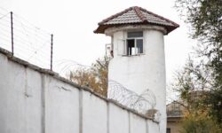 „De ce să ținem criminalii pe cel mai scump teren?” Guvernul vrea milioane de euro în locul închisorii
