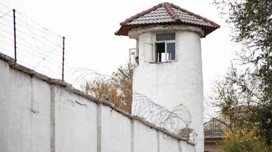 „De ce să ținem criminalii pe cel mai scump teren?” Guvernul vrea milioane de euro în locul închisorii